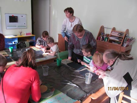 дети выцарапывают стеками любое выдуманное ими космическое изображение 