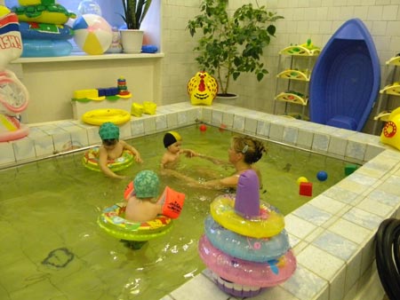 Подгрупповые занятия  в мини-бассейне с детьми трех лет