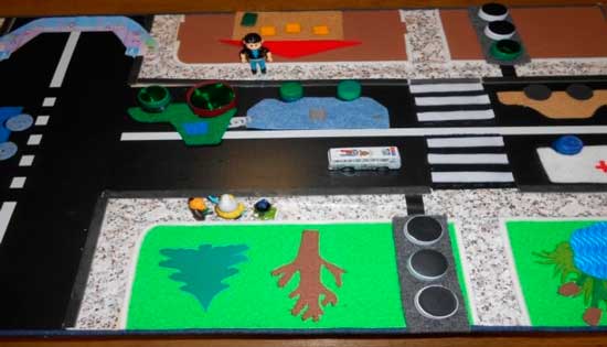 дидактический стол для ознакомления детей с Правилами дорожного движения