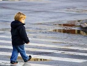 Ребенок переходит дорогу