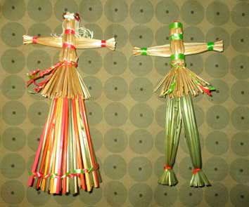 Ведущие проекта «Попробуй пермское» научились делать традиционные чувашские куклы из соломы