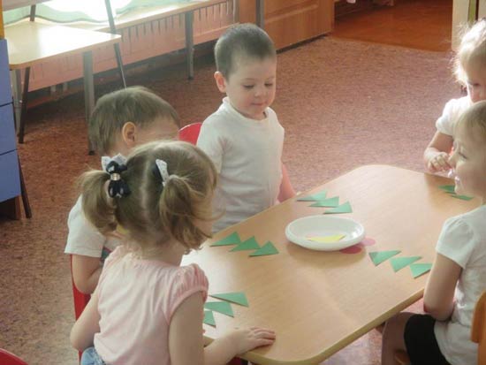 Воспитатель предлагает детям выбрать зеленые треугольники