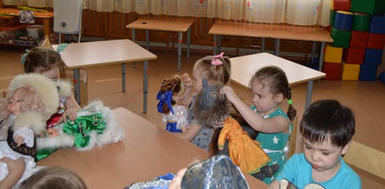 Ребёнку предлагается одеть куклу в разные национальные костюмы