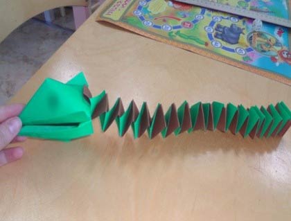 Как сделать змею из бумаги (оригами) поэтапно