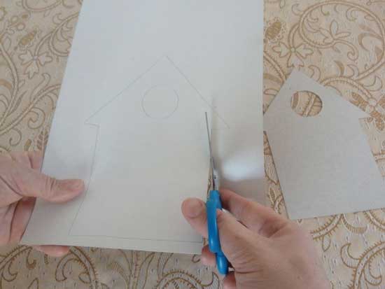 Обвести форму шаблона на картонном листе и вырезать её