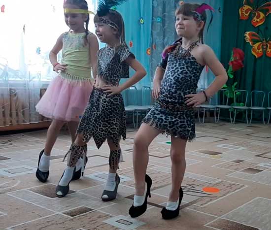 девочки амазонки демонстрируют свой наряд