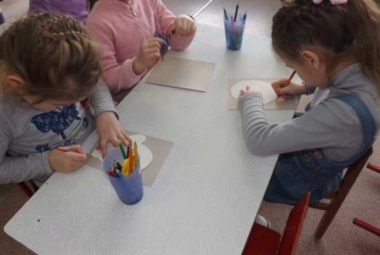Детям выдают цветной картон, шаблон варежки