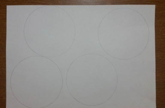 рисуем 4 круга меньшего диаметра