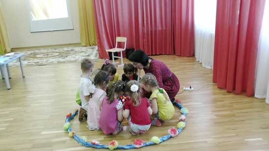 Дети проходят в импровизированный «космолет»
